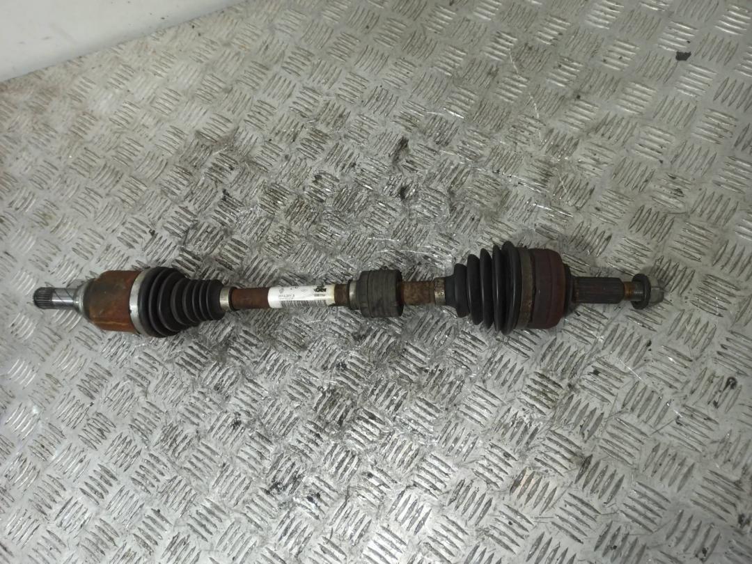 полуось передняя левая (приводной вал, ШРУС) Renault Captur 1 поколение 2015, 1.5 л., DCi, K9K 646, дизель, МКПП, передний привод - фото №1