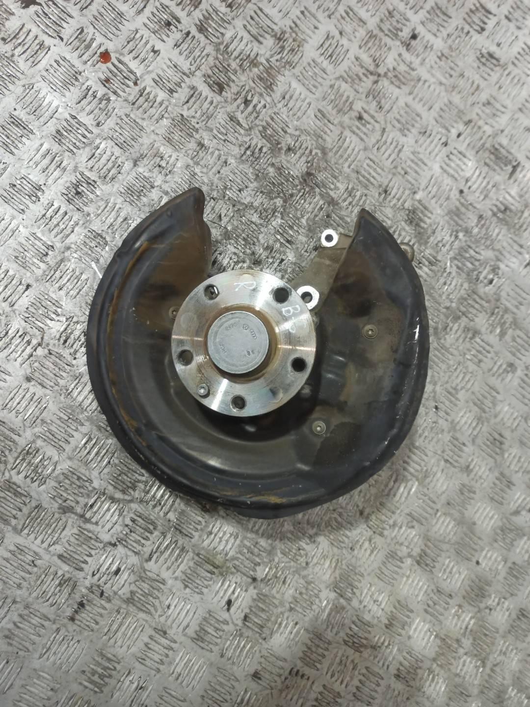 кулак задний правый Volkswagen Passat B6 2007, 2.0 л., дизель, передний привод - фото №1