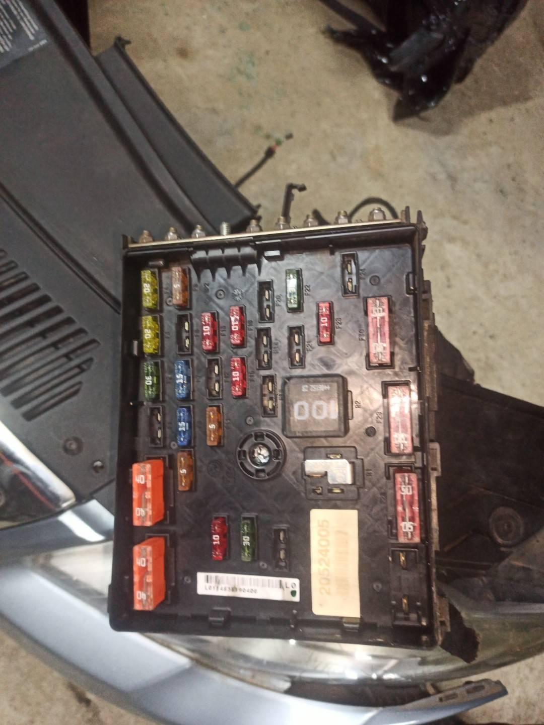 блок предохранителей Volkswagen Passat B6 2006, 2.0 л. - фото №1