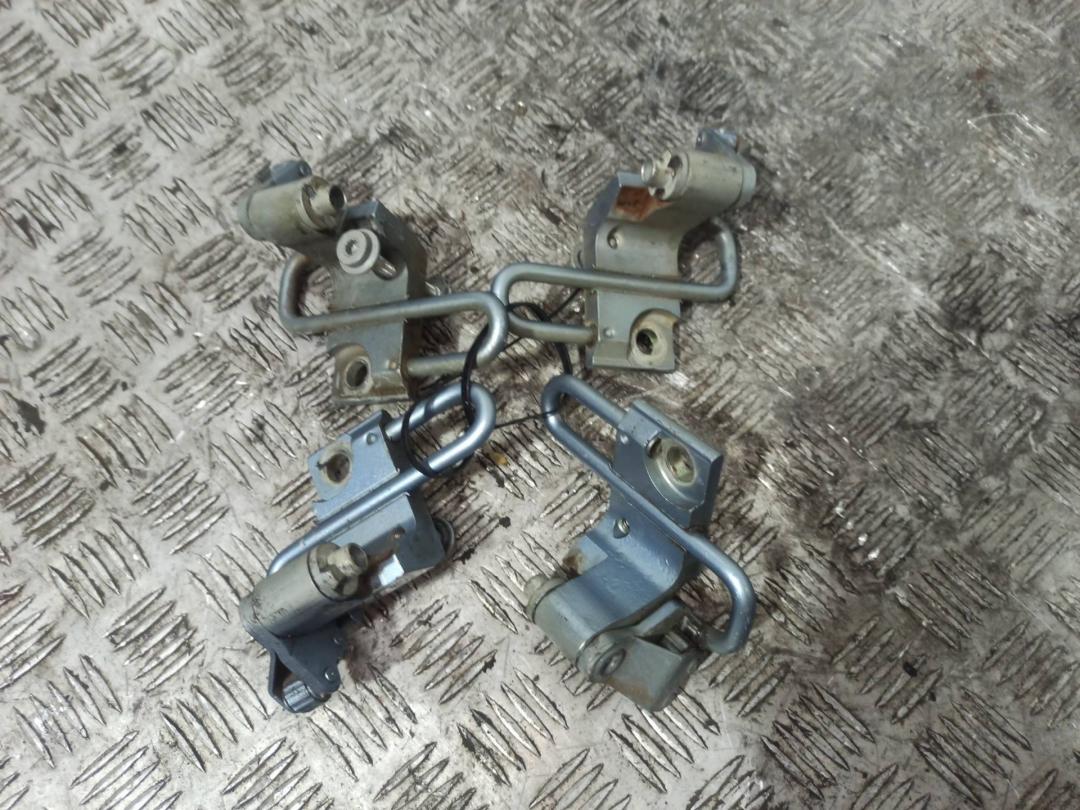 петля двери Volkswagen Passat B6 2006 - фото №1