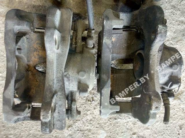 суппорт передний правый Citroen C8 1 поколение 2004 - фото №1